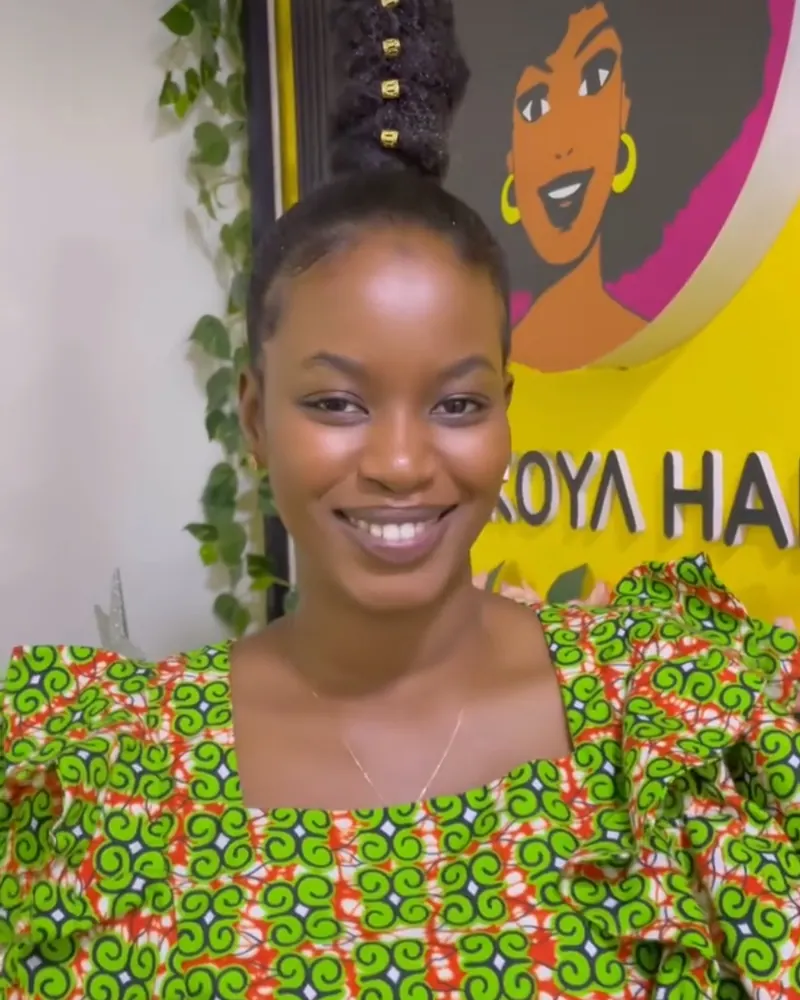 Chignon haut sur nattes, réalisation Maison Akoya
