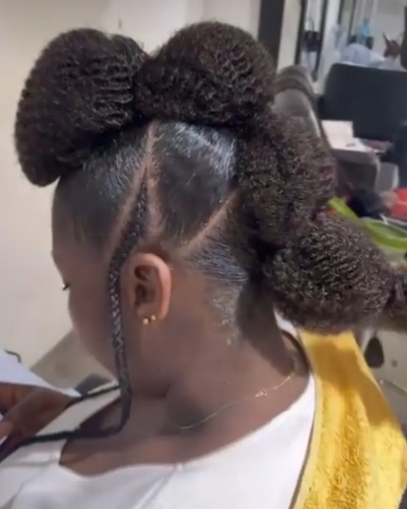 Chignons afro et raie dessinée, réalisation Maison Akoya